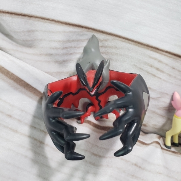 Pokemon Mini Figures Yveltal Spring Deerling Zamazenta Set Of 3 Vinyl - Picture 2 of 11